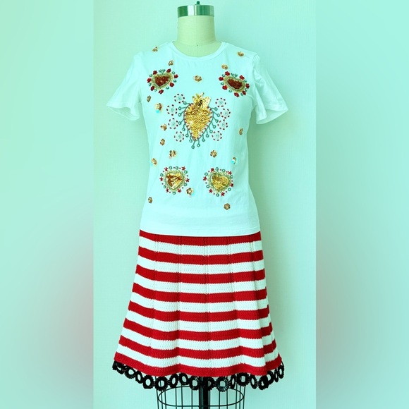 White T-Shirt with Gold and Red Embroidery Size S - Picture 11 of 13